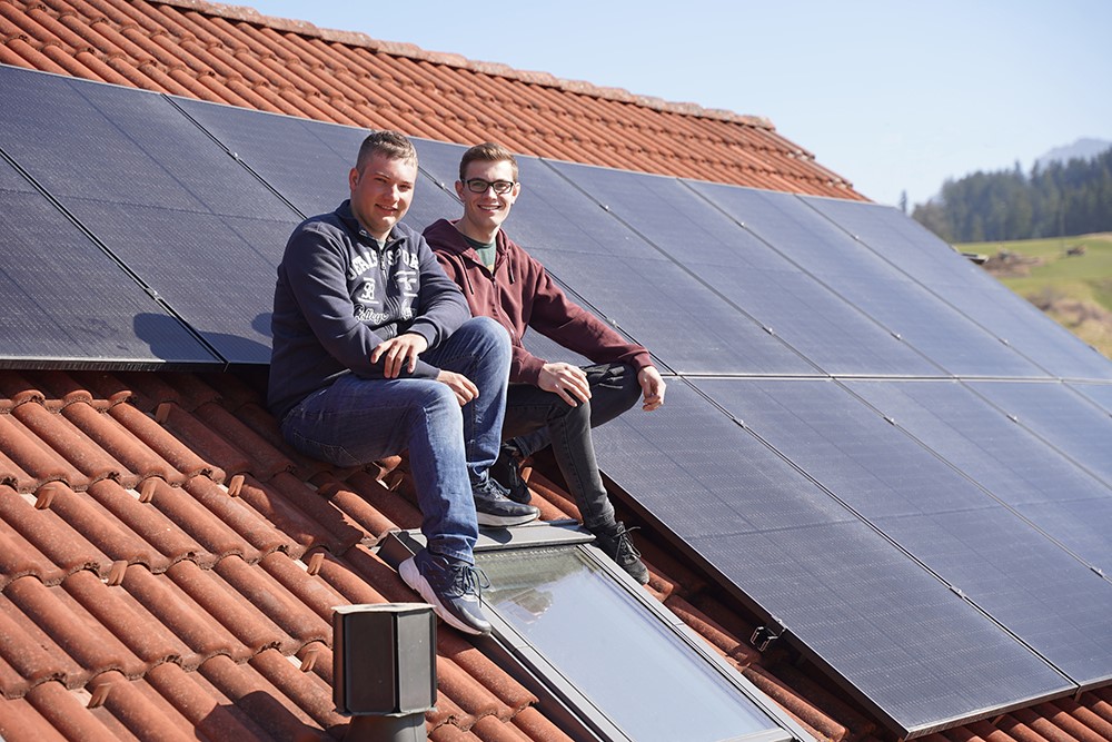 «Wir wollten ein Projekt realisieren, das etwas verändert»: Die Lernenden Remo Zihlmann und Kevin Bucher haben eine Photovoltaikanlage geplant und installiert.  Bild  Rolf Marti